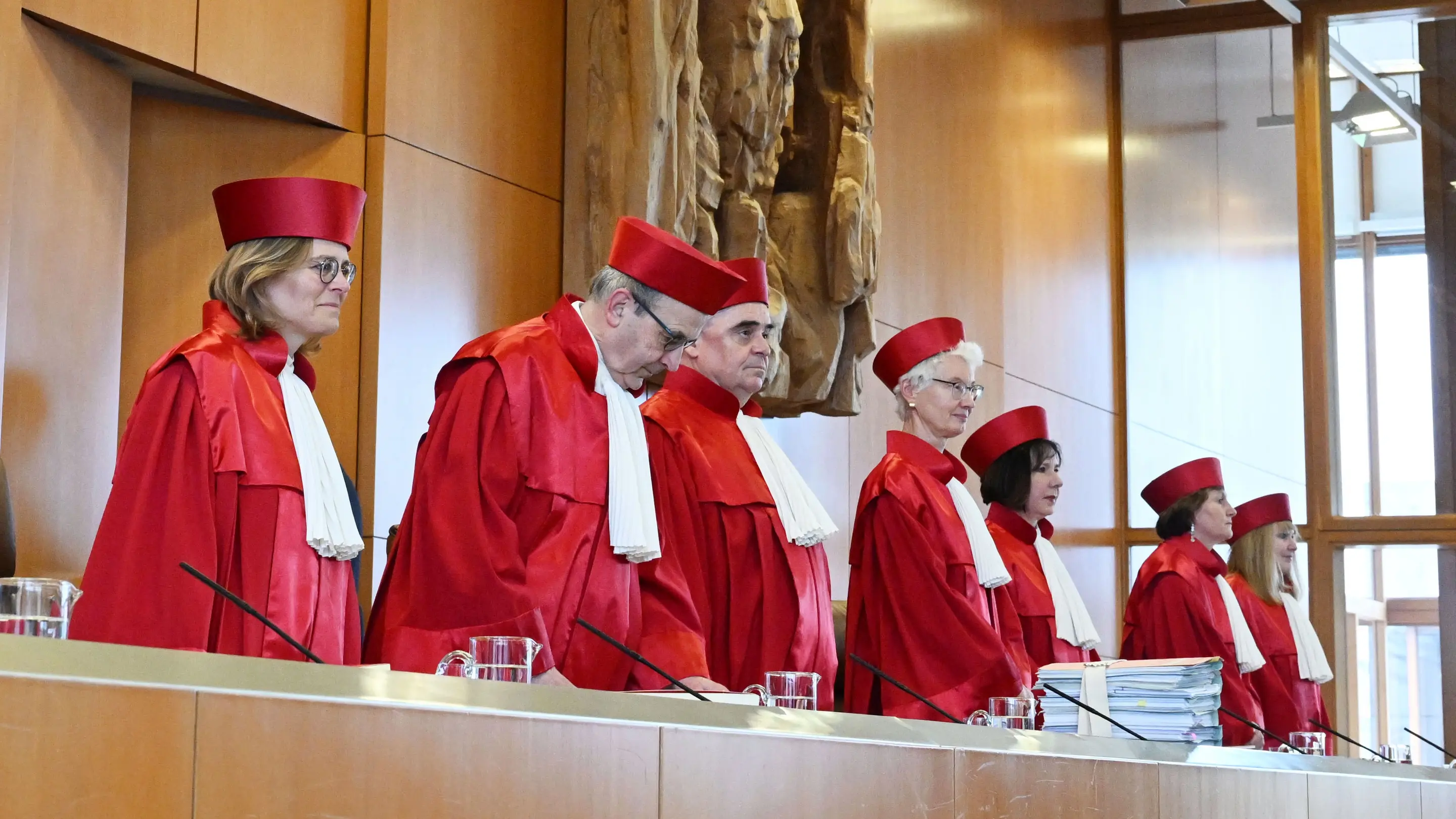 Stehende Richter des Bundesverfassungsgerichtes in roten Roben
