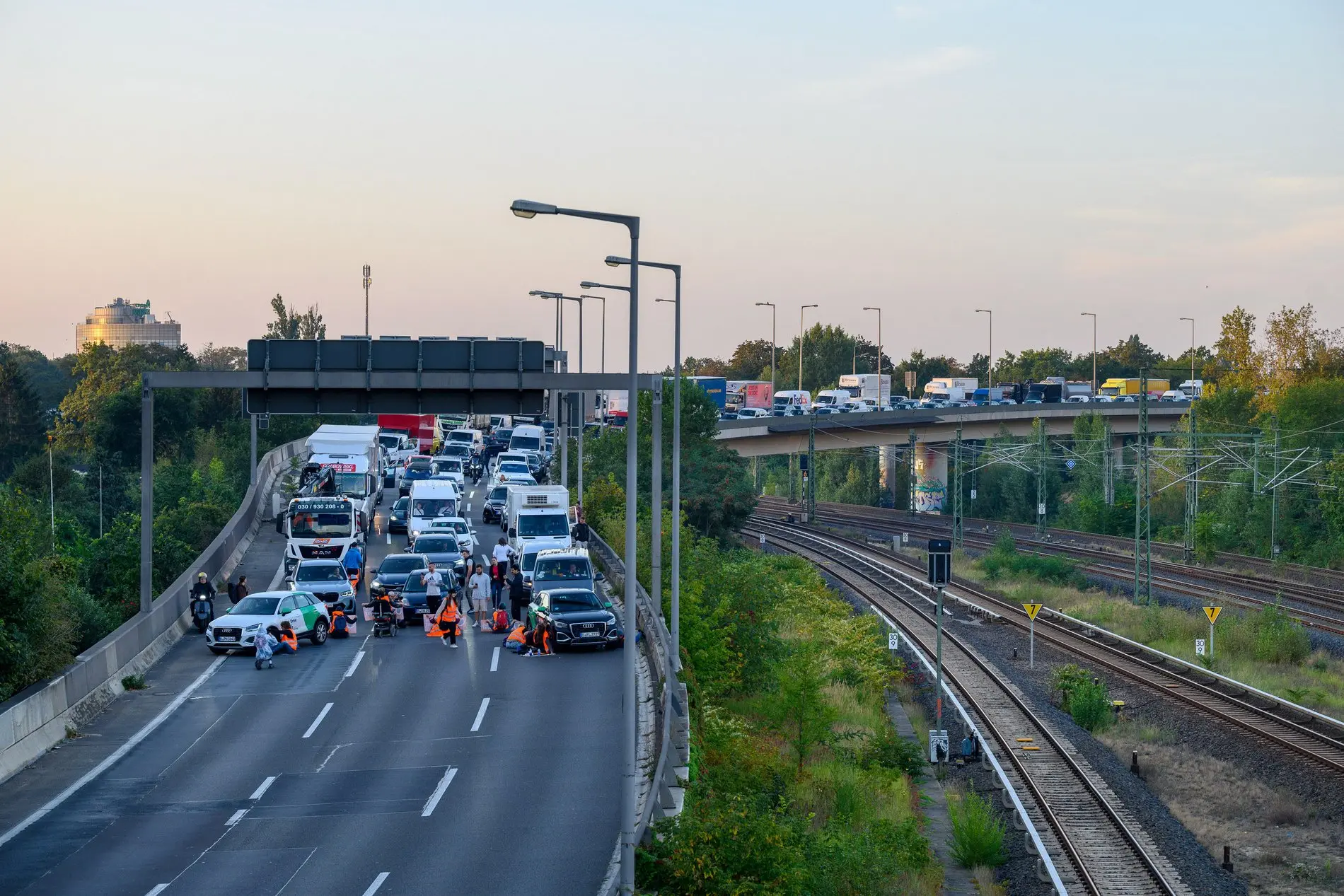 Personen und Stau auf einer Autobahn Personen und Stau auf einer Autobahn