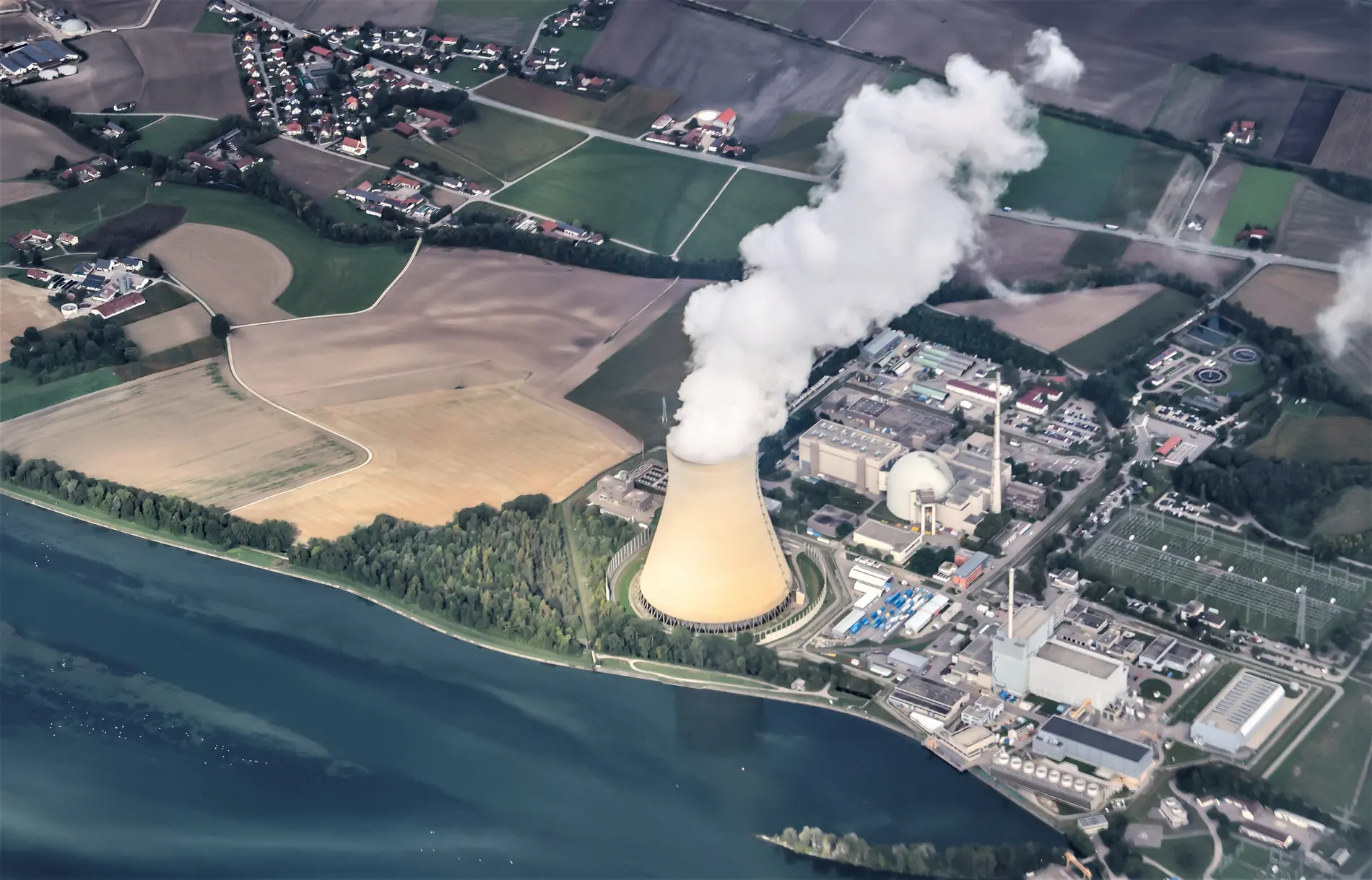 Kernkraftwerkes Isar 2 Dampf quillt aus dem Kühlturm des Kernkraftwerkes Isar 2.