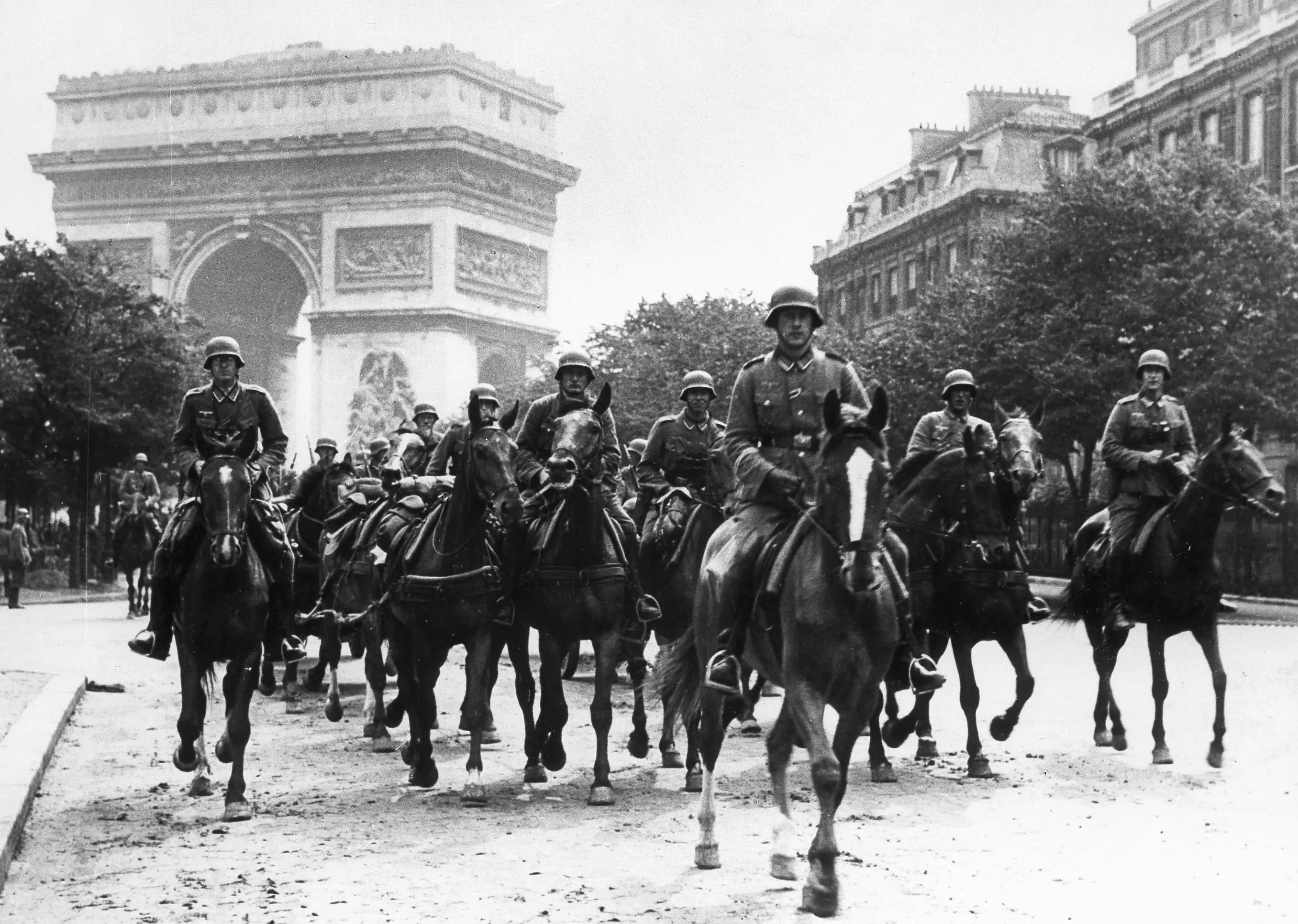 Deutsche Artillerieeinheit Deutsche Artillerieeinheit zu Pferd vor dem Arc de Triomphe beim Einzug in Paris.
