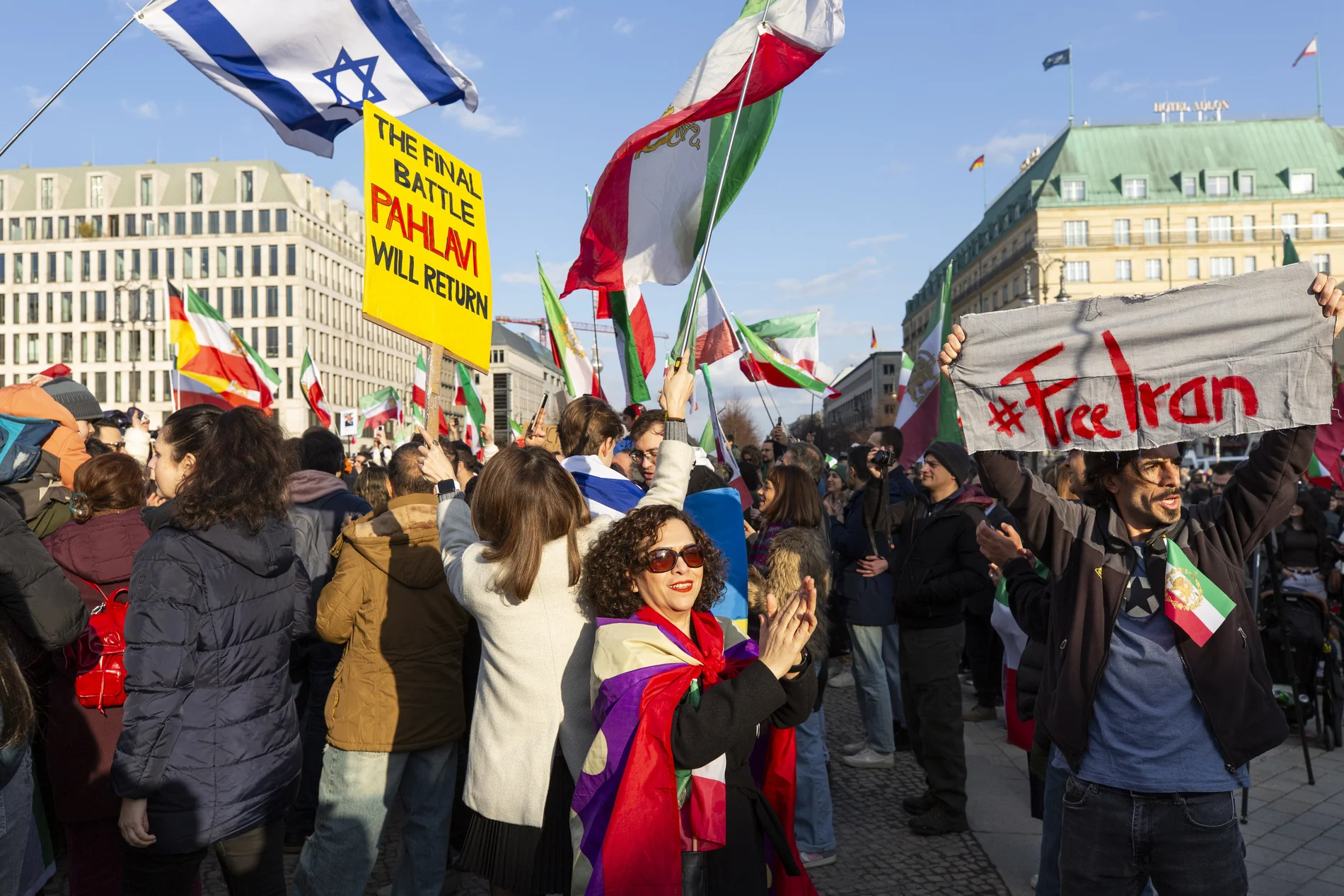  Iraner und Iranerinnen demonstrieren gegen das politische Regime im Iran