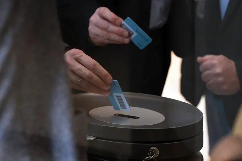 Bundestagsabgeordnete geben ihre Stimmkarten im Bundestag ab