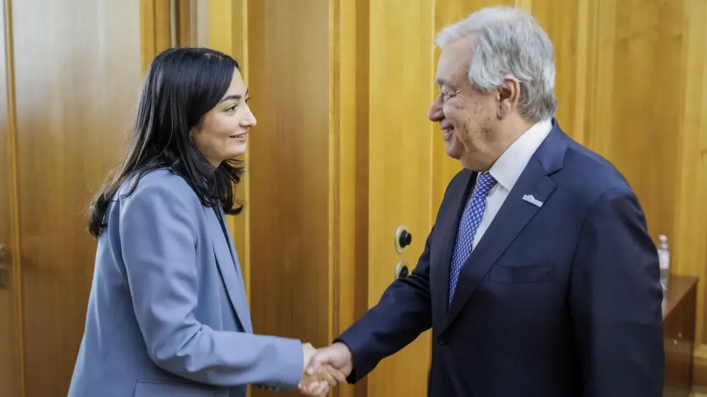 Reem Alabali-Radovan und Antonio Guterres Reem Alabali-Radovan und Antonio Guterres beim Handschlag