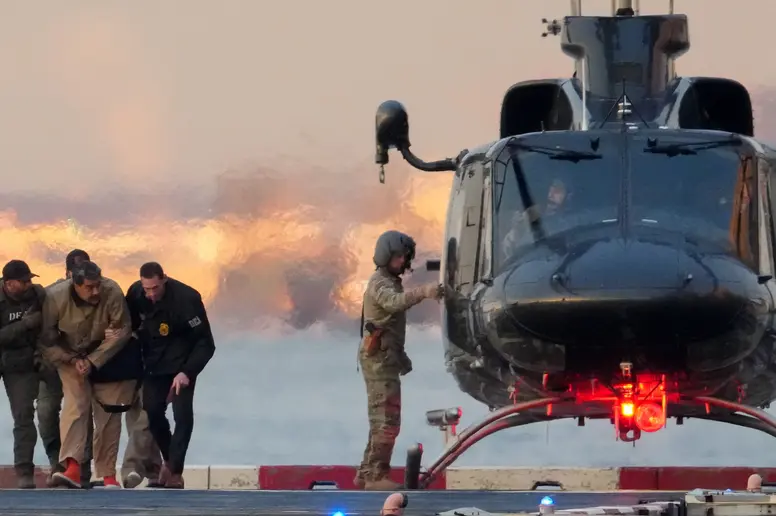 Beamte der US-Drogenbekämpfungsbehörde DEA nehmen Nicolás Maduro fest.