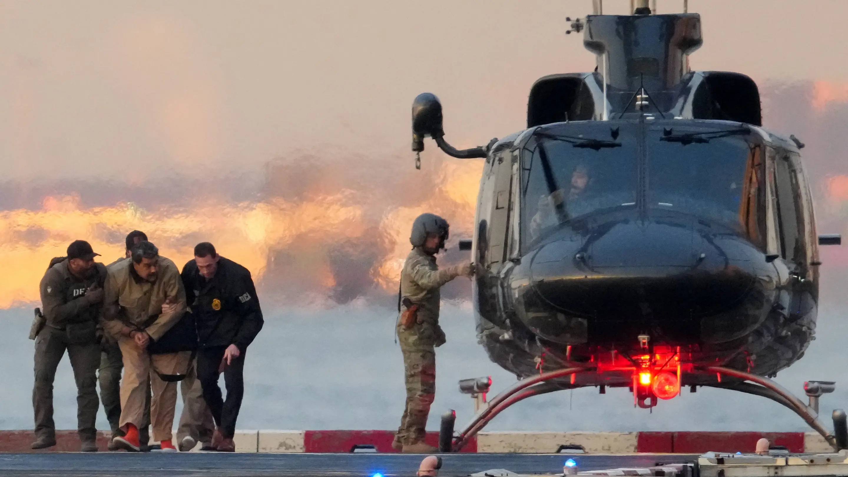 Beamte der US-Drogenbekämpfungsbehörde DEA nehmen Nicolás Maduro fest.