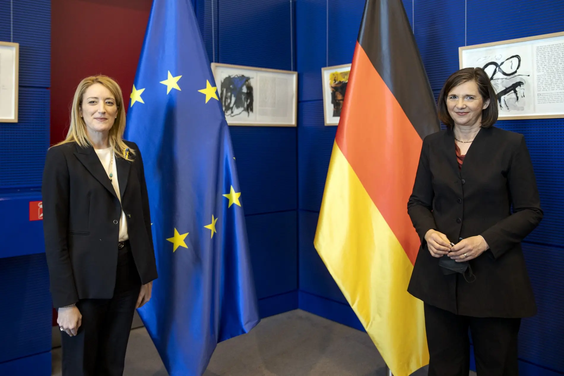 Roberta Metsola und Katrin Göring-Eckardt vor der Europaflagge und der Deutschlandflagge