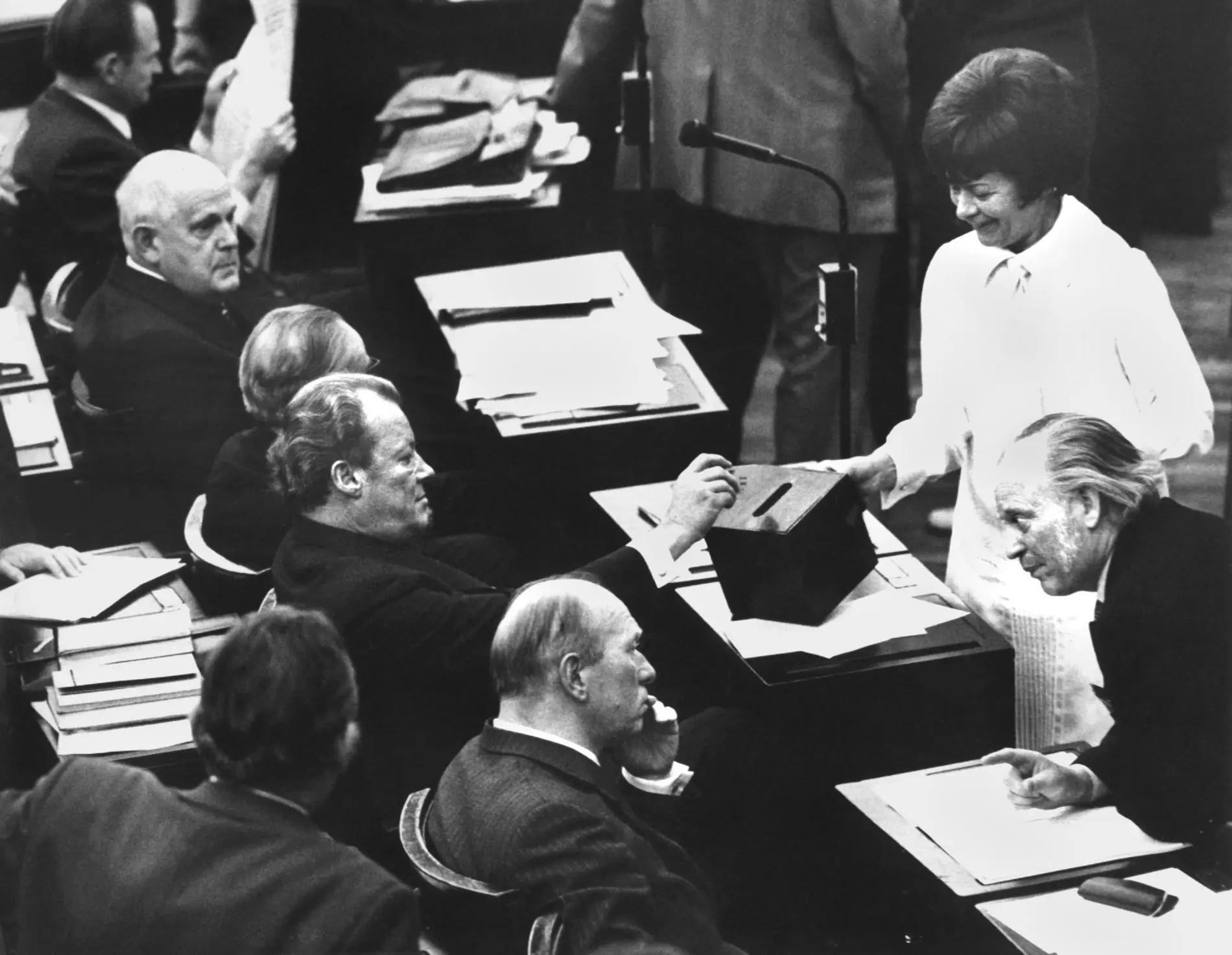 Willy Brandt bei der Stimmabgabe zu den Ostverträgen.