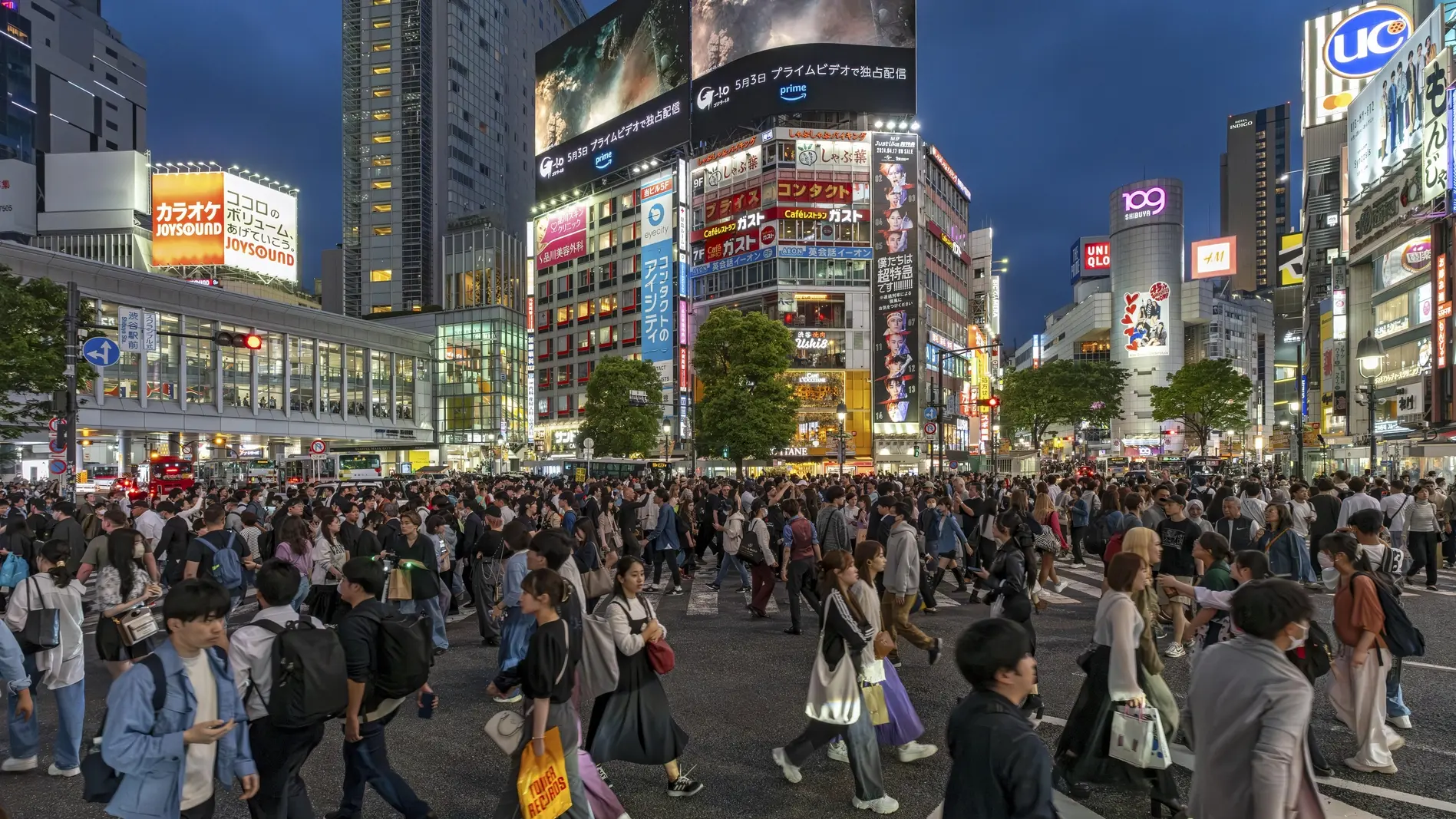 Menschen auf einer Kreuzung in Asien