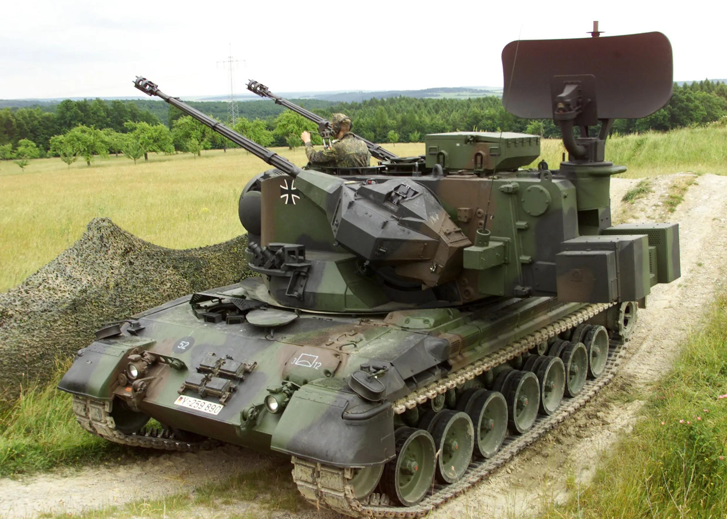 Flugabwehrkanonenpanzer vom Typ Gepard Ein Flugabwehrkanonenpanzer "Gepard 1A2" bei der optischen Zielerfassung eines Flugzeuges.