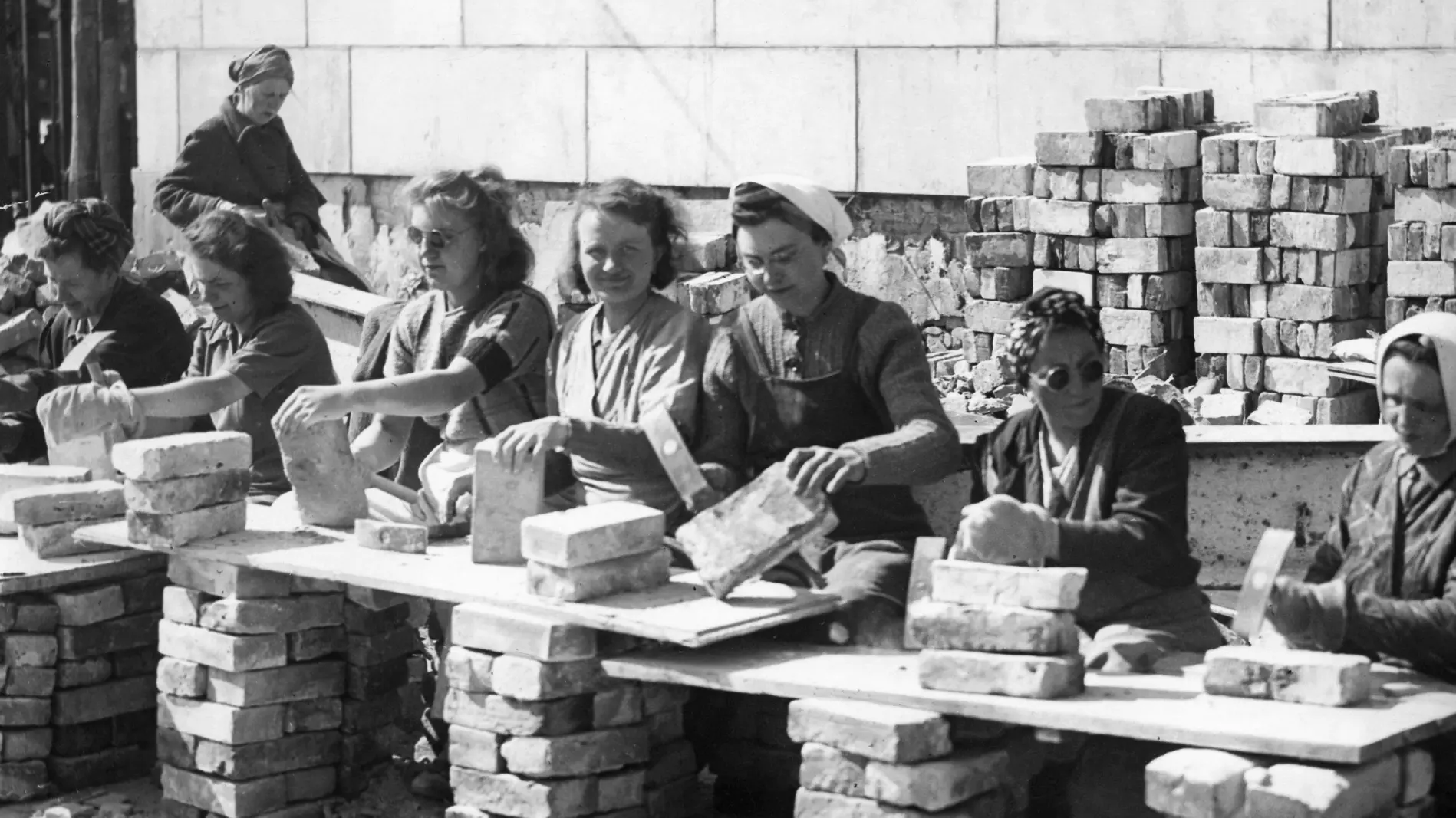 Trümmerfrauen bei der Arbeit Trümmerfrauen beim Säubern von Ziegelsteinen