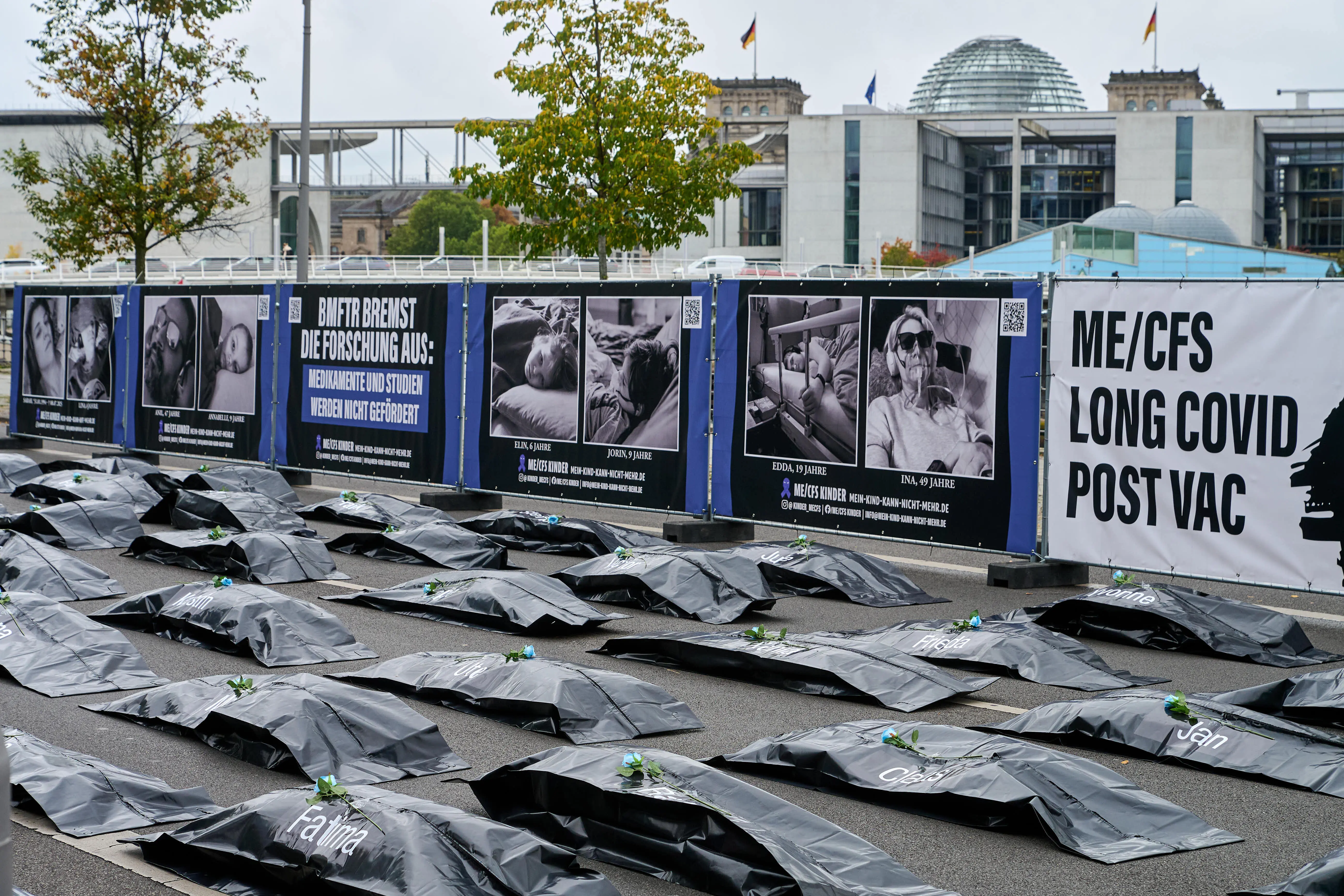 Demonstration mit Leichensäcken für die Long-Covid-Aufarbeitung