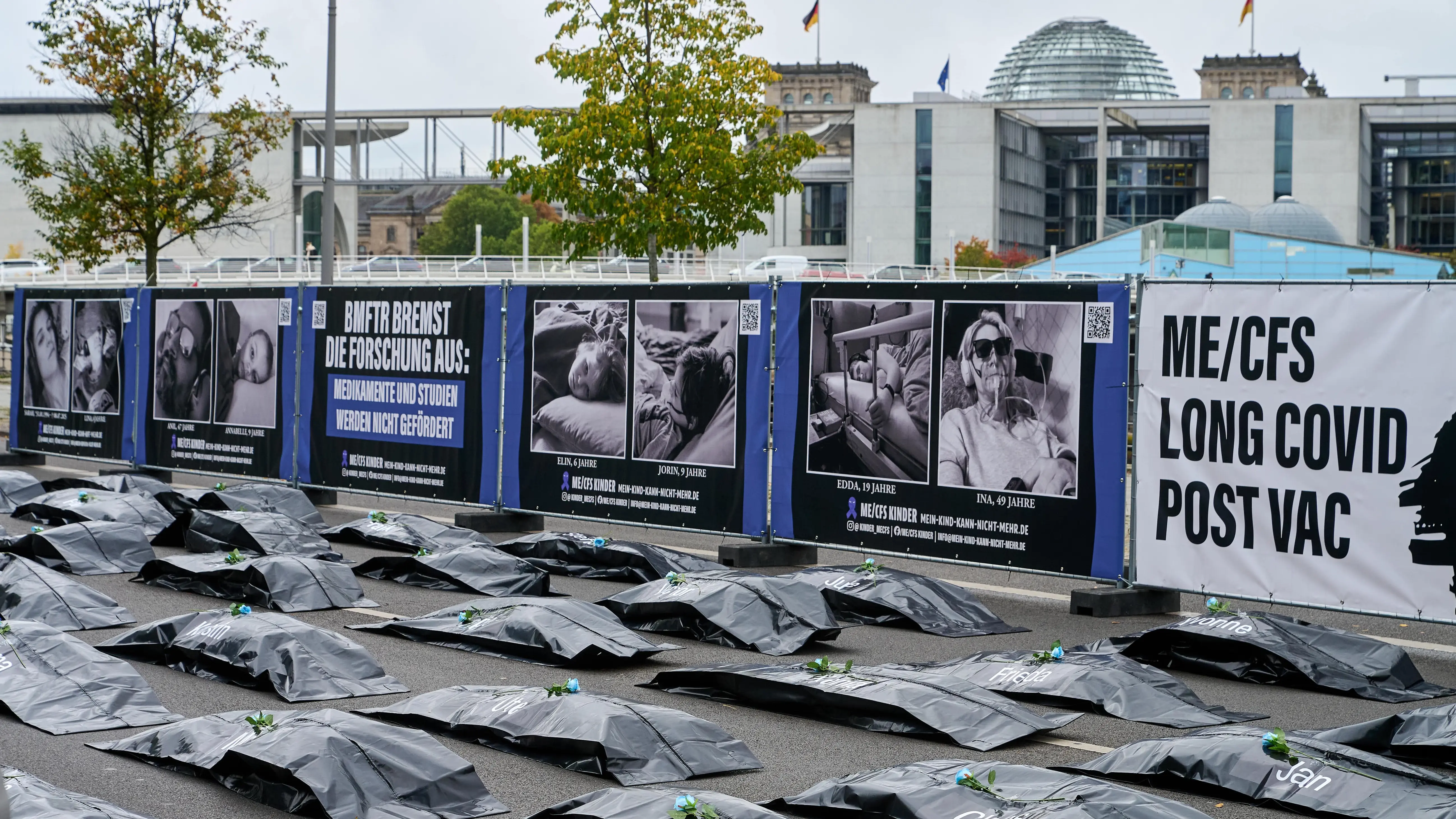 Demonstration mit Leichensäcken für die Long-Covid-Aufarbeitung