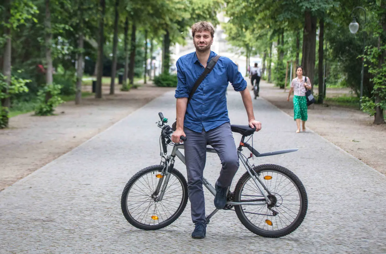 Stefan Gelbhaar lehnt an einem Fahrrad.