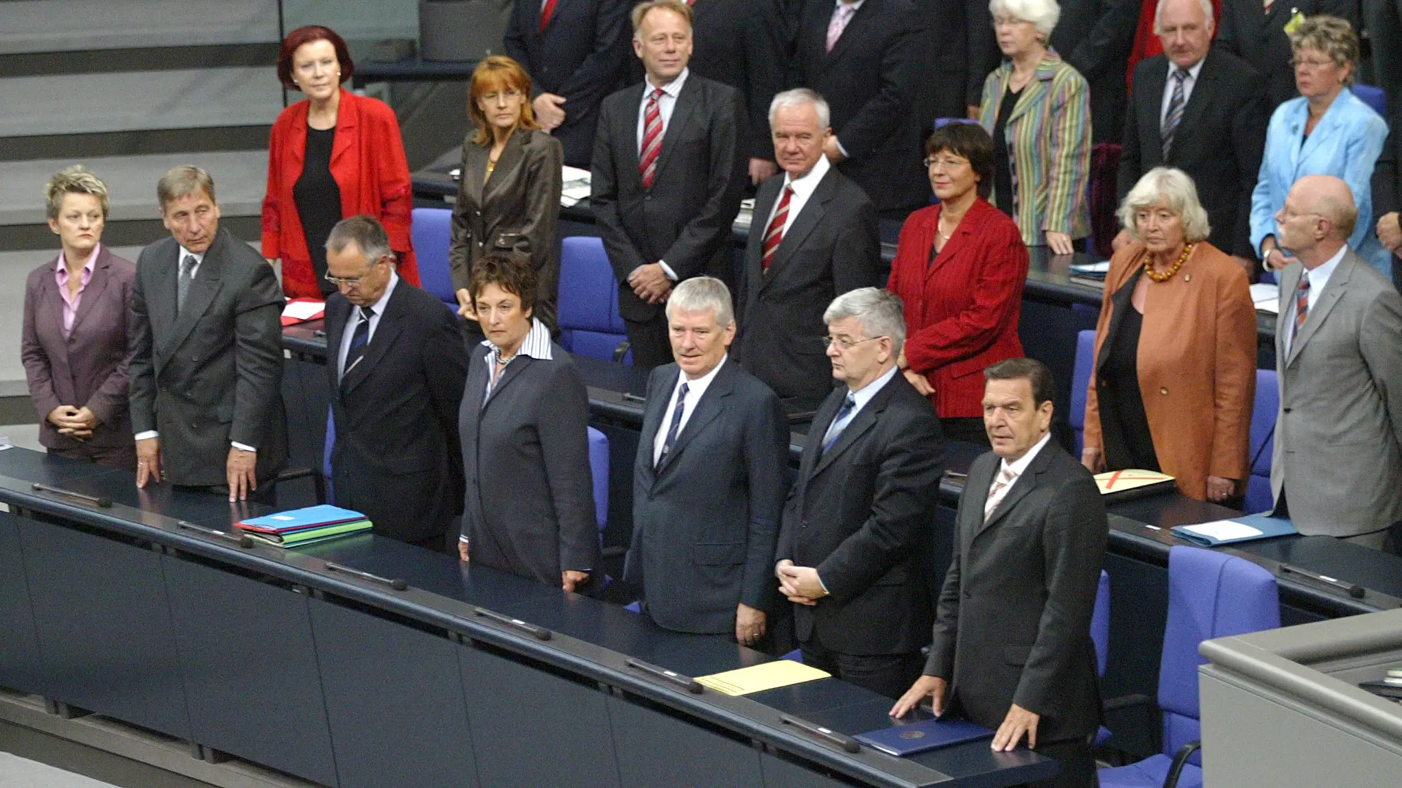 Bundestagssitzung vom 1. Juli 2005: Schröder stellt Vertrauensfrage Das Bundeskabinett zu Beginn der Bundestagssitzung am 01.07.2005