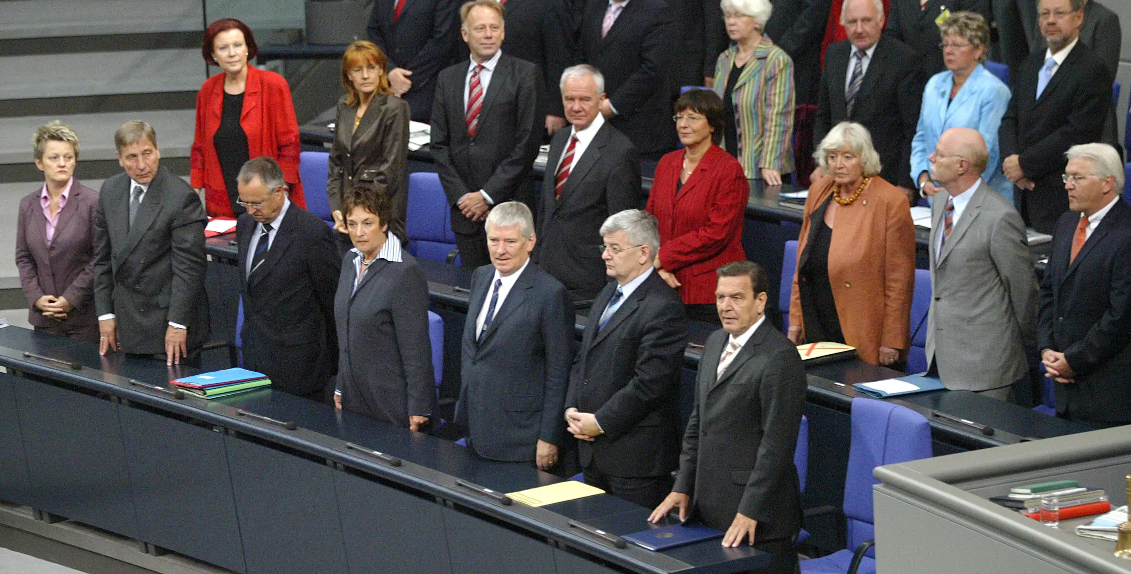 Bundestagssitzung vom 1. Juli 2005: Schröder stellt Vertrauensfrage Das Bundeskabinett zu Beginn der Bundestagssitzung am 01.07.2005.
