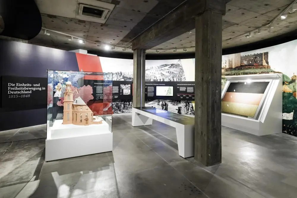 Ein Modell der Frankfurter Paulskirche ist in der Ausstellung im Deutschen Dom