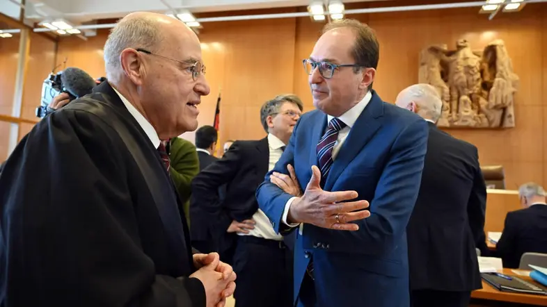 Alexander Dobrindt und Gregor Gysi in einer Gesprächssituation