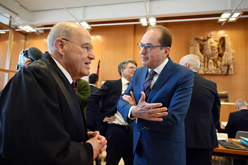 Alexander Dobrindt und Gregor Gysi in einer Gesprächssituation