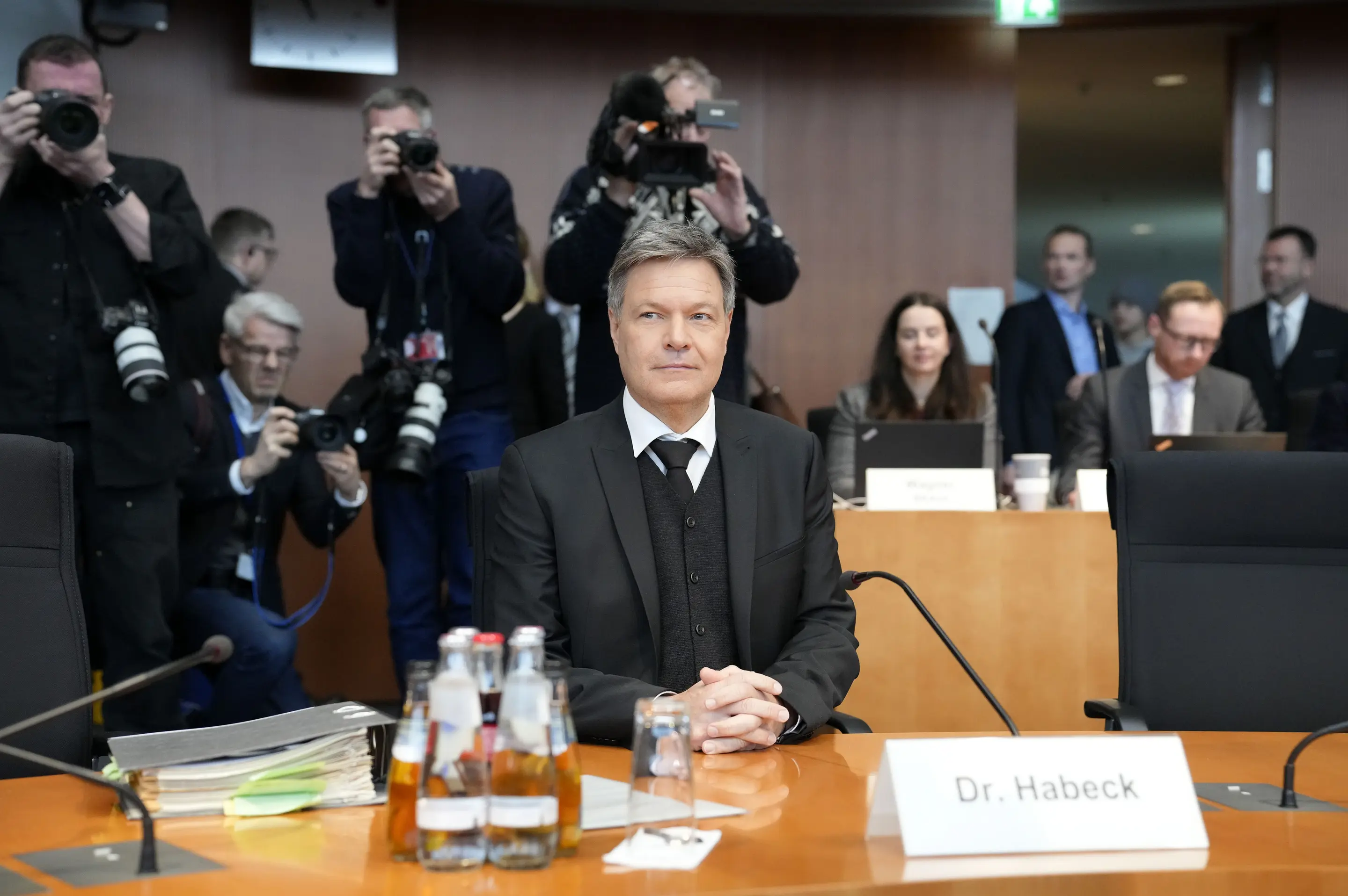 Robert Habeck bei der Zeugenvernehmung Robert Habeck bei der öffentlichen Zeugenvernehmung, hinter ihm Fotografen