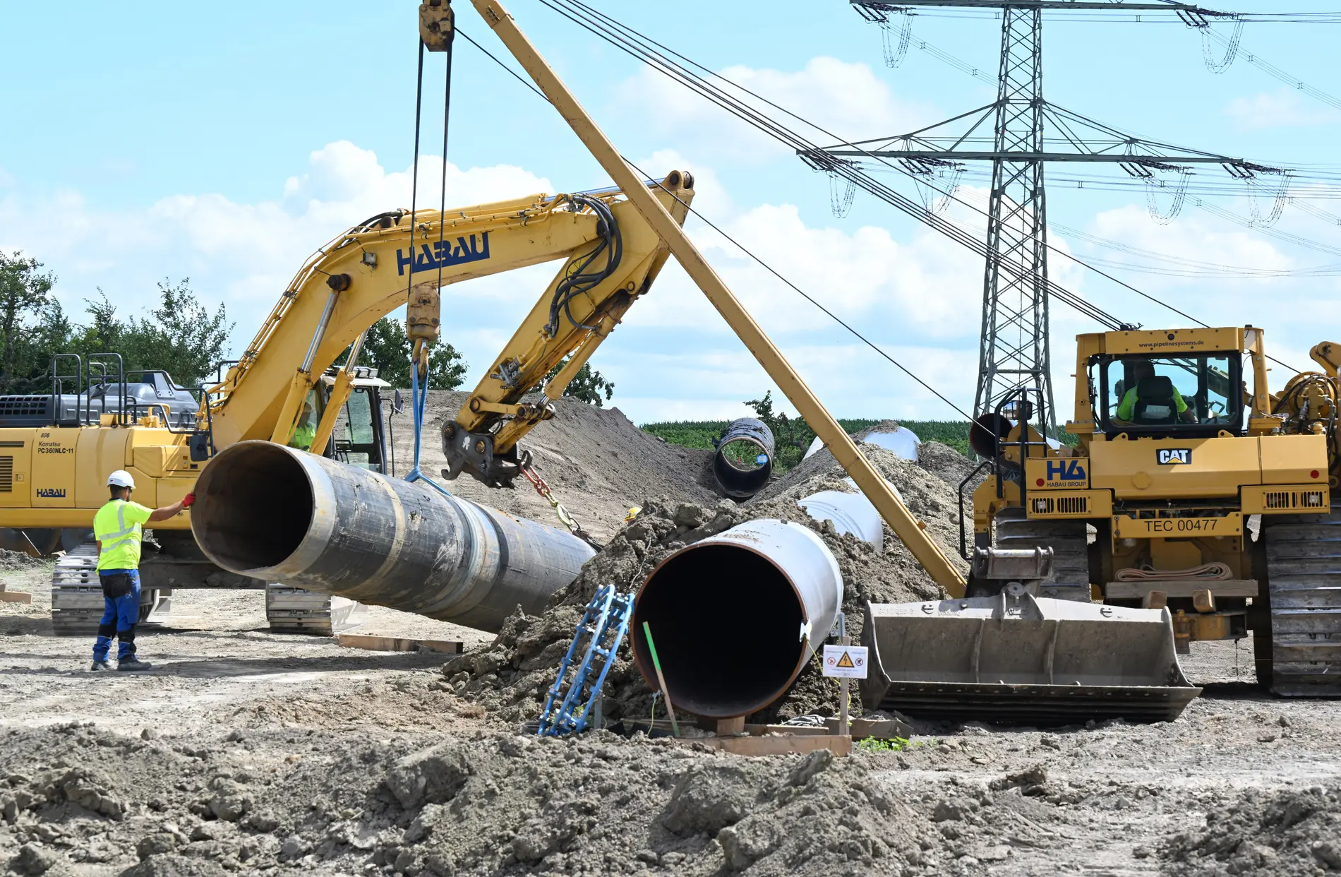 Auf einer Baustelle für eine neue Pipeline für Gas und Wasserstoff werden Rohre verlegt