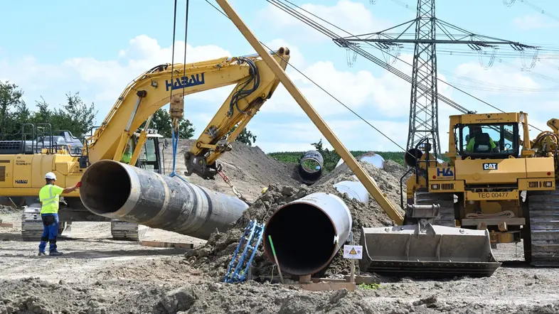Auf einer Baustelle für eine neue Pipeline für Gas und Wasserstoff werden Rohre verlegt.