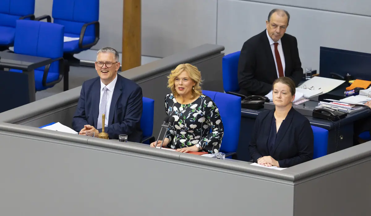 Julia Klöckner auf ihrem Stuhl der Sitzungsleitung