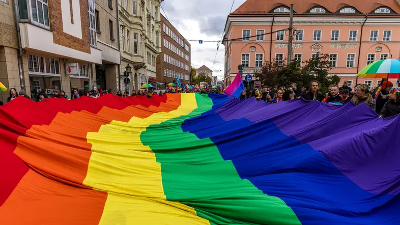 Menschen nehmen an der Demonstration zum Christopher Street Day Cottbus teil