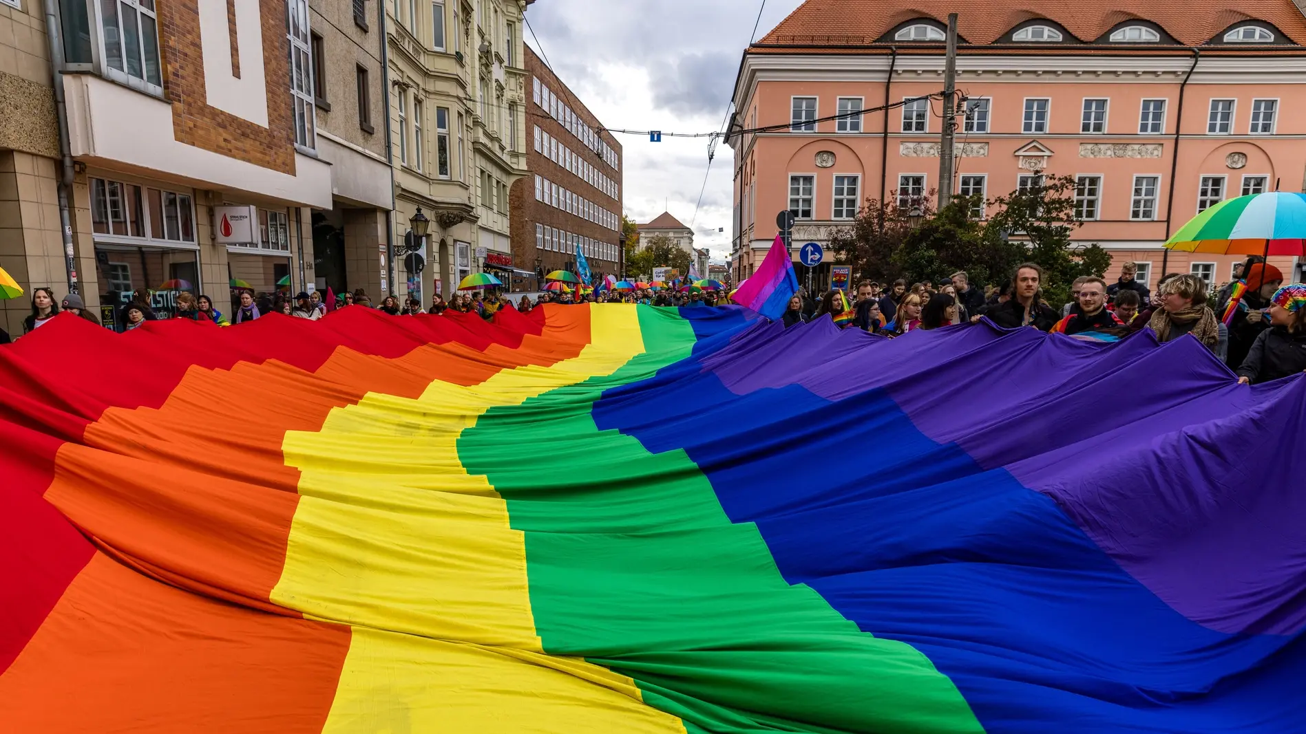 Menschen nehmen an der Demonstration zum Christopher Street Day Cottbus teil