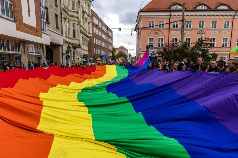 Menschen nehmen an der Demonstration zum Christopher Street Day Cottbus teil