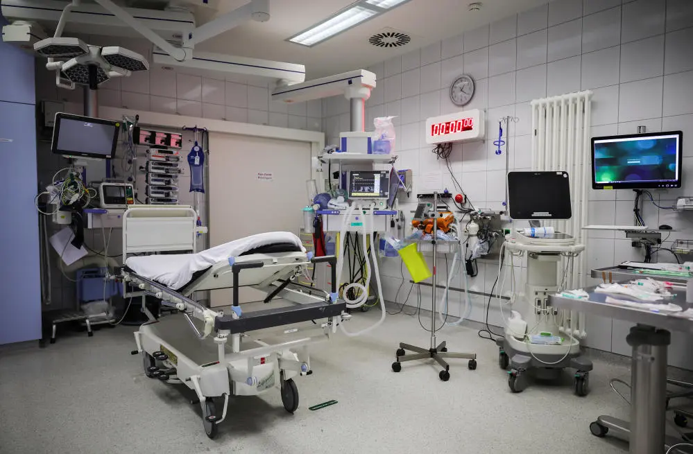 Patientenzimmer einer Intensivmedizin-Station mit zahlreichen technischen Geräten
