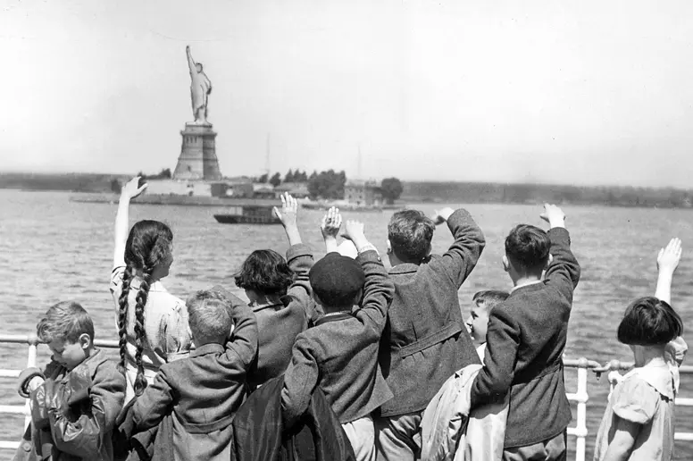 Jüdische Kinder aus Wien winken bei ihrer Ankunft mit dem Passagierschiff "S.S. Präsident Harding" am 3. Juni 1939 in New York der Freiheitsstatue zu.