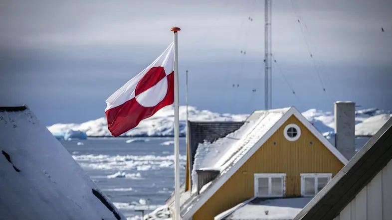 Die rot-weiße Flagge Grönlands weht im Wind