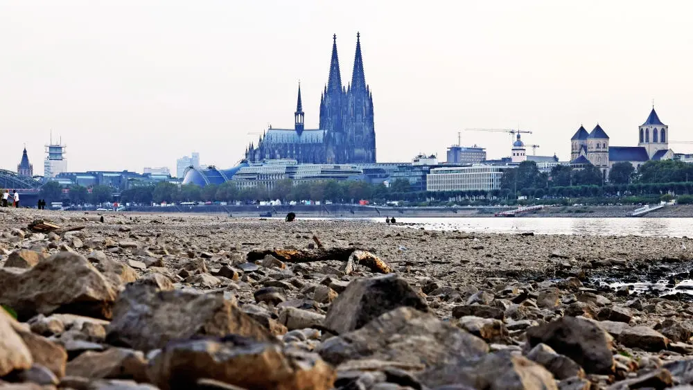 Niedrigwasser am Rhein in Köln