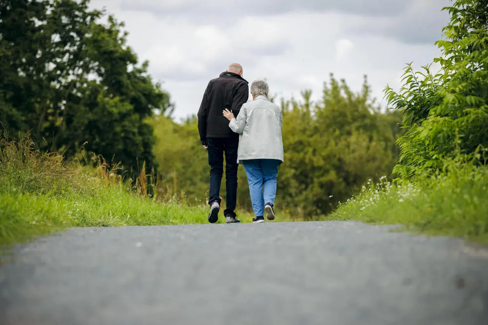 Das Foto zeigt ein Seniorenpaar beim Spaziergang. 