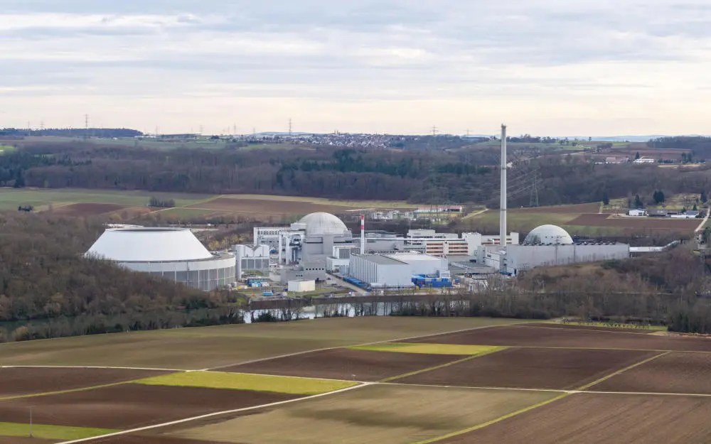 Atomkraftwerk Neckarwestheim Atomkraftwerk Neckarwestheim inmitten von weitläufigen Feldern und Wäldern