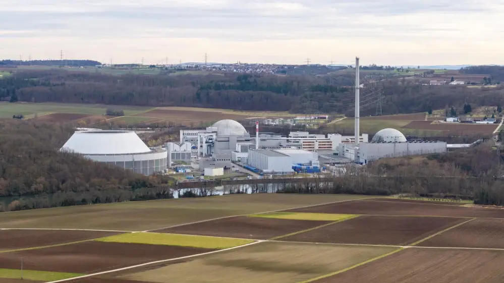 Atomkraftwerk Neckarwestheim Atomkraftwerk Neckarwestheim inmitten von weitläufigen Feldern und Wäldern