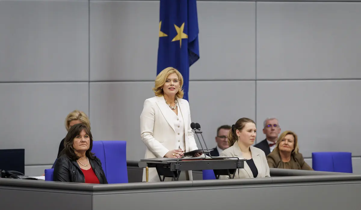 Julia Klöckner am Präsidiumspult im Plenarsaal