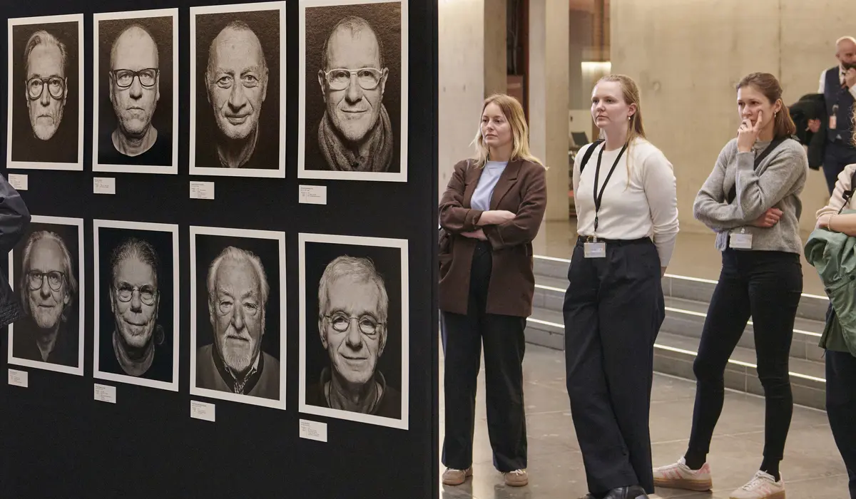 Besucherinnen betrachten die Ausstellung "Staatssicherheitsinhaftierung" von André Wagenzik bei der Eröffnung im Paul-Löbe-Haus.