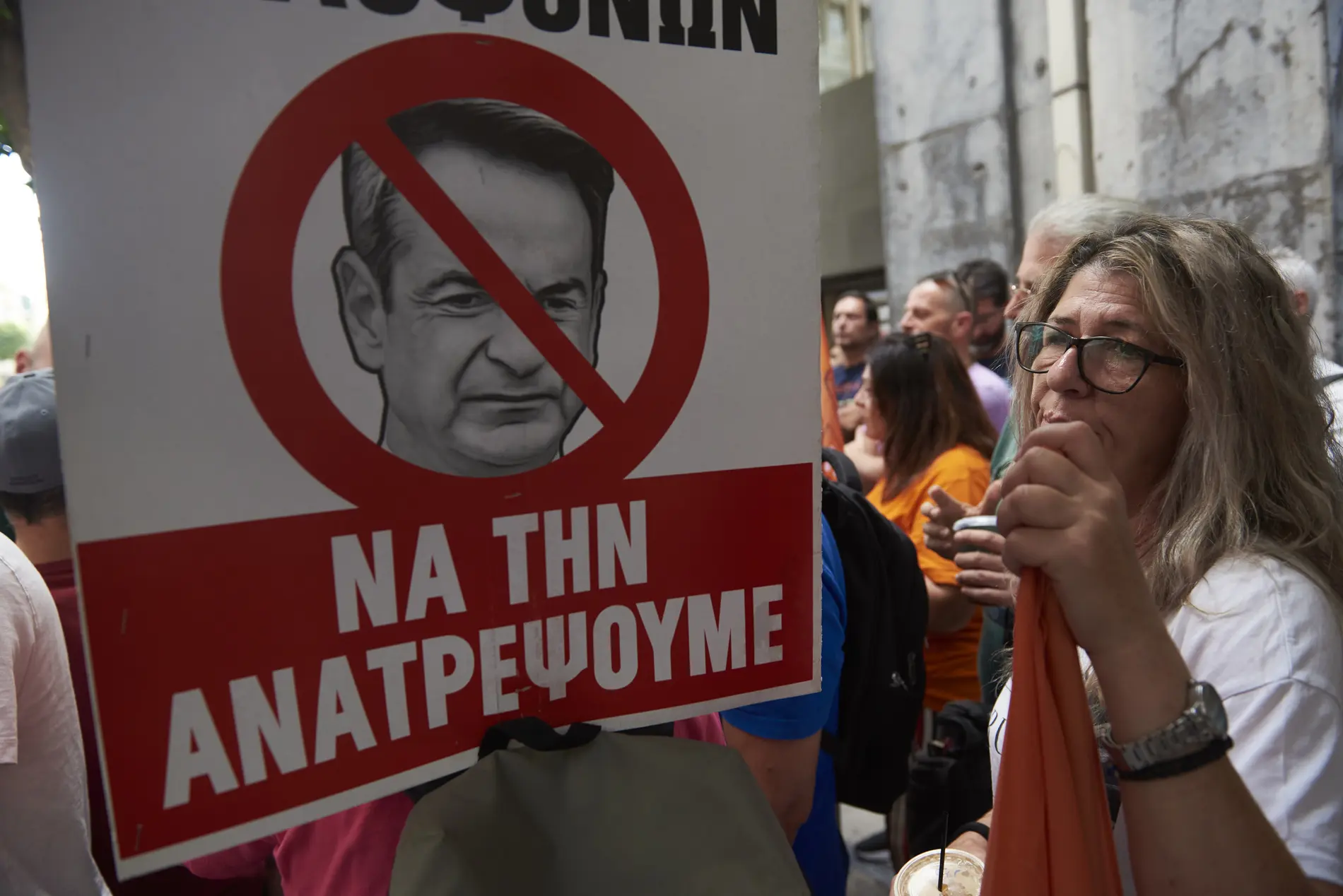 Proteste gegen Kyriakos Mitsotakis Demonstranten in Athen protestieren gegen Kyriakos Mitsotakis mit Schildern