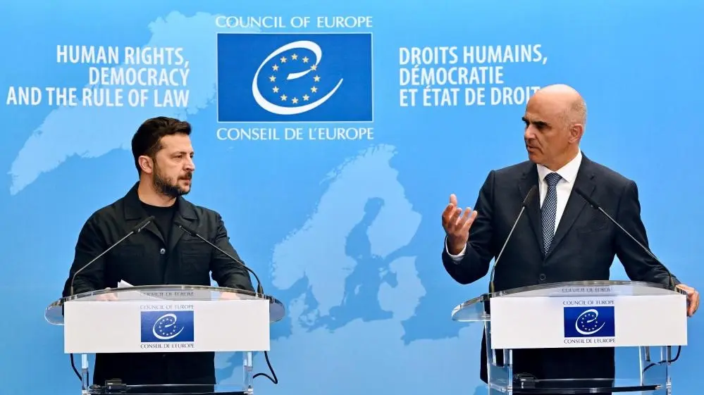 Wolodymyr Selenskyj und Alain Berset vor einer blauen Pressewand