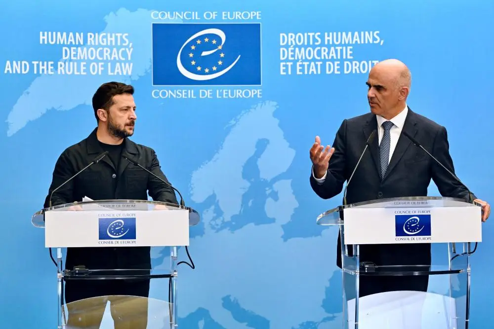 Wolodymyr Selenskyj und Alain Berset Wolodymyr Selenskyj und Alain Berset vor einer blauen Pressewand