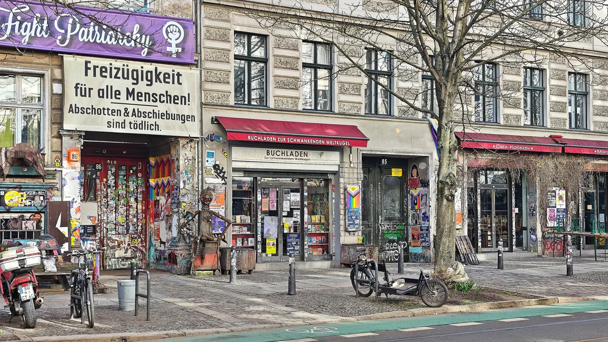 Buchladen "Zur schwankenden Weltkugel" im Berlin Friedrichshain