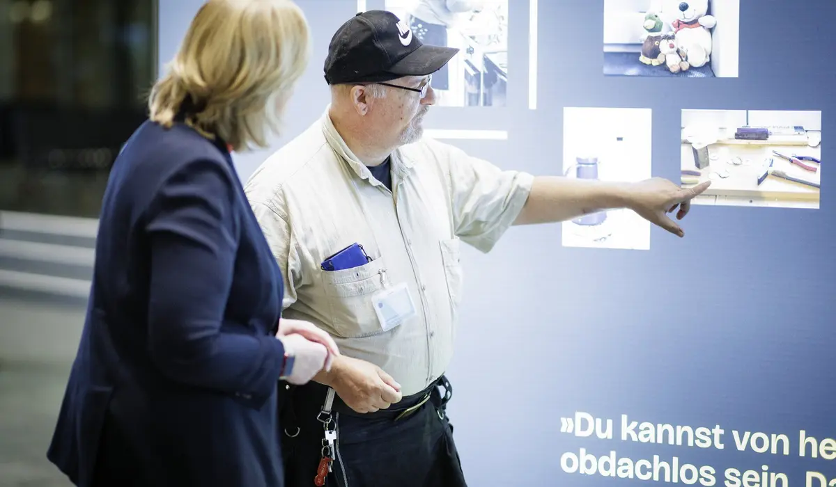 Bundestagspräsidentin Bärbel Bas im Gespräch mit einem der Porträtierten bei einem Rundgang durch die Ausstellung.