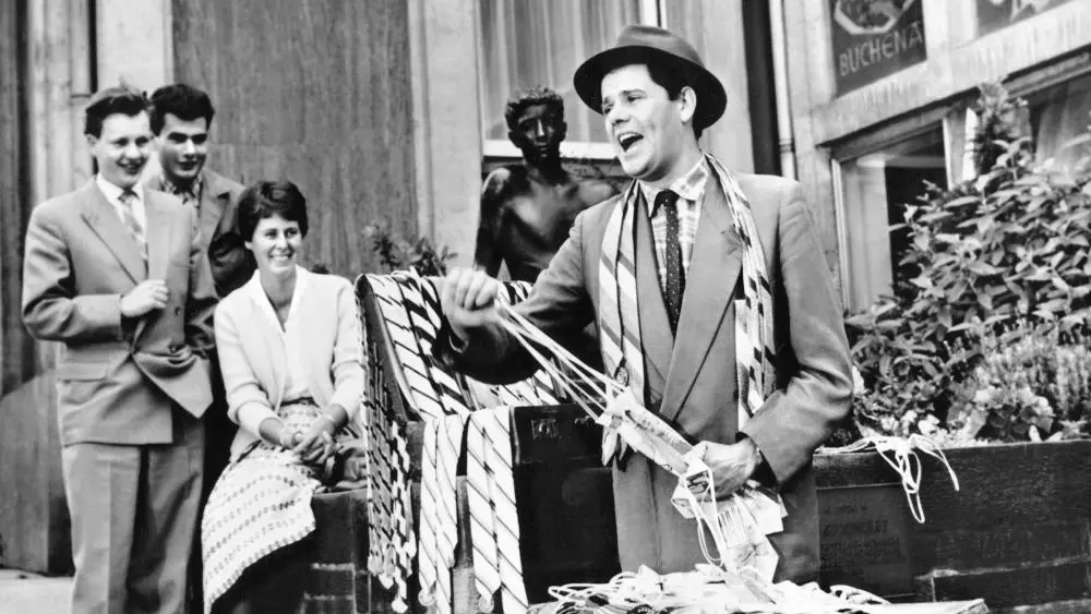 Filmszene "Rosen für den Staatsanwalt Szene aus dem Film "Rosen für den Staatsanwalt"
