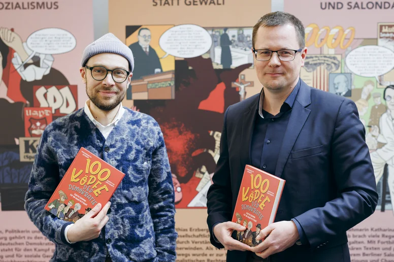 Simon Schwartz und Jan Ruhkopf im Gespräch mit Büchern in der Hand