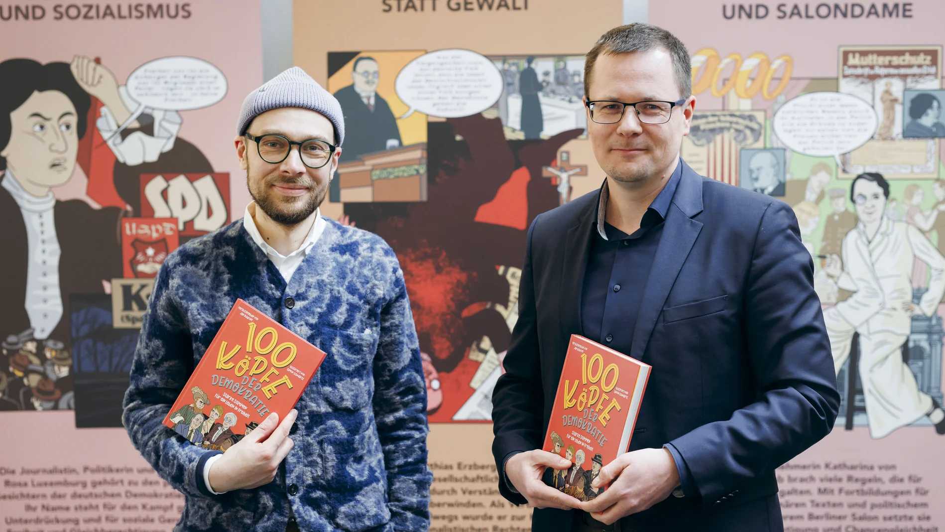 Simon Schwartz und Jan Ruhkopf im Gespräch mit Büchern in der Hand