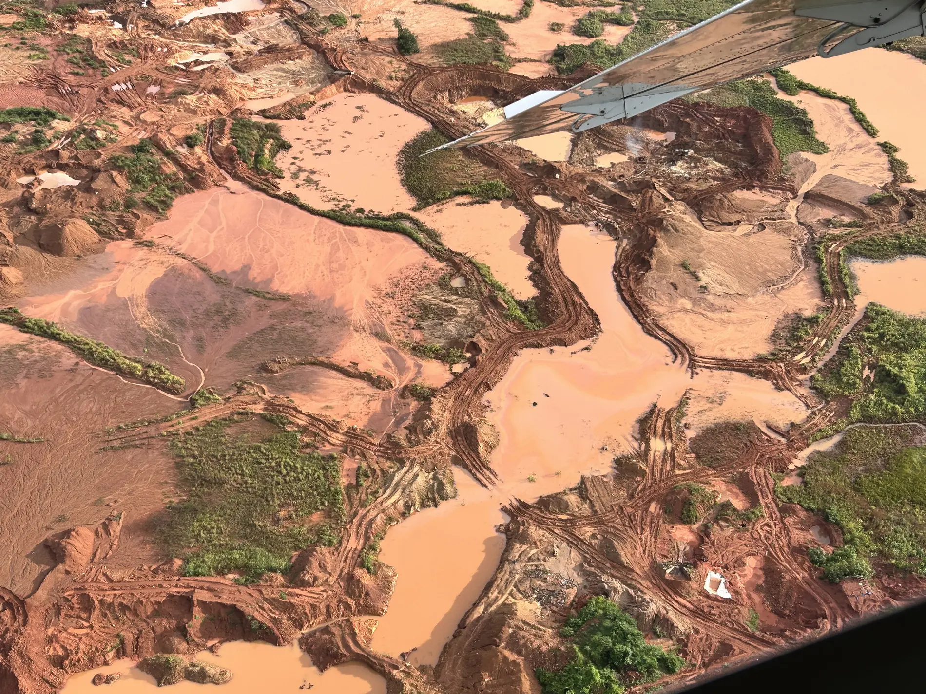 Luftaufnahme von abgeholzten Flächen und illegalem Goldabbau im Amazonas