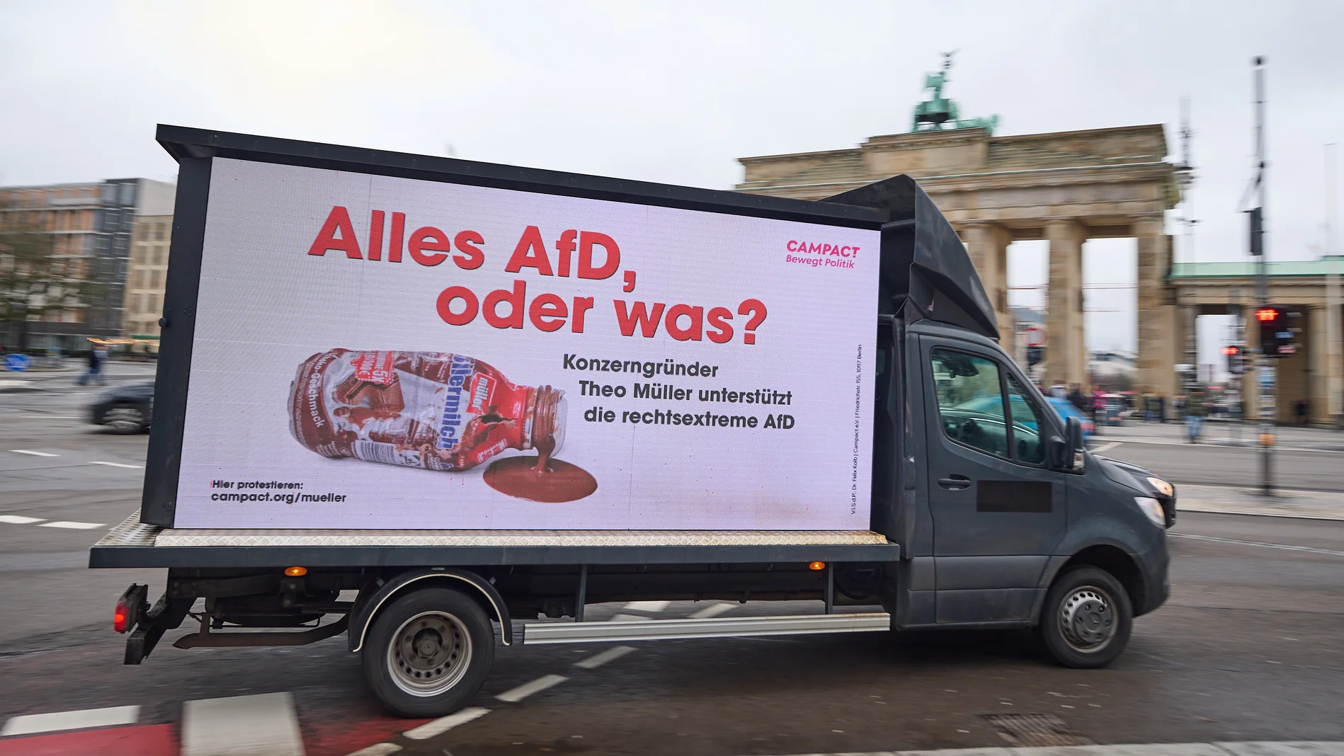 Transporter mit Plakat "Alles AfD, oder was?" gegen den Konzern von Theo Müller