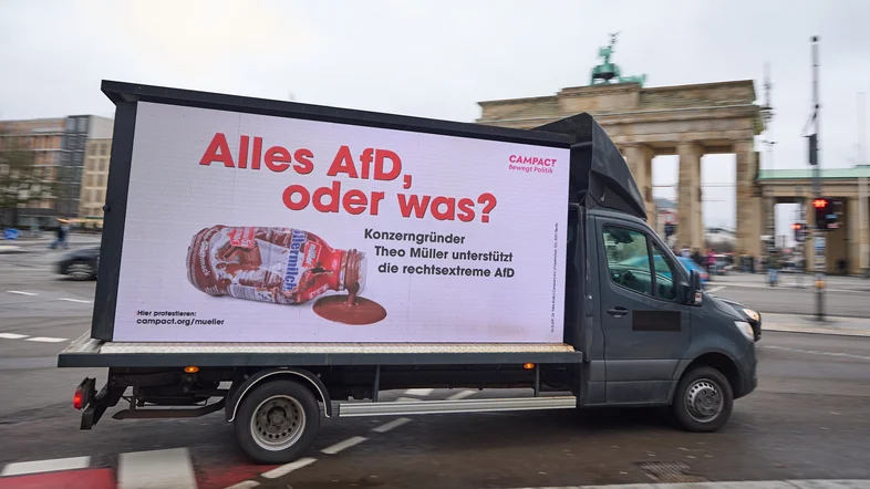 Transporter mit Plakat "Alles AfD, oder was?" gegen den Konzern von Theo Müller