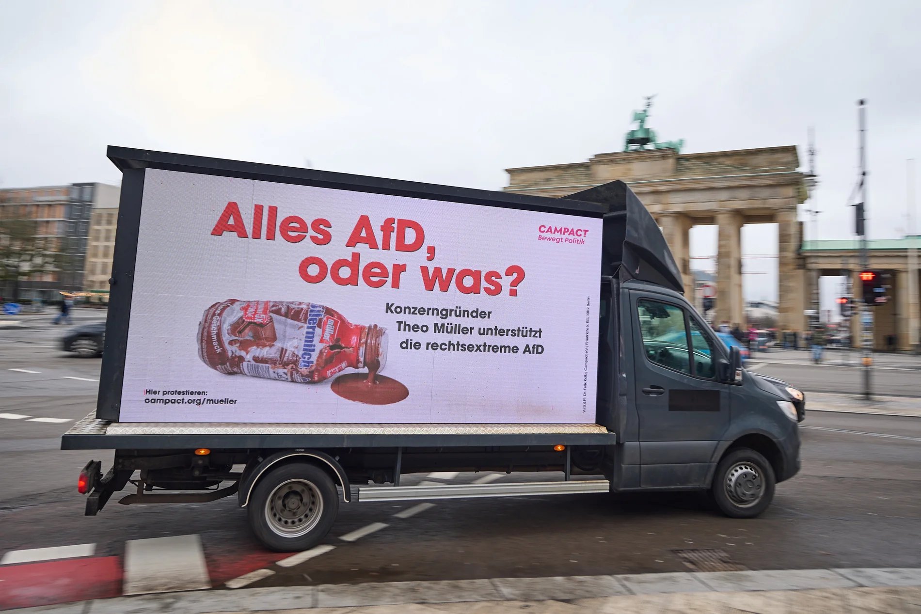 Transporter mit Plakat "Alles AfD, oder was?" gegen den Konzern von Theo Müller